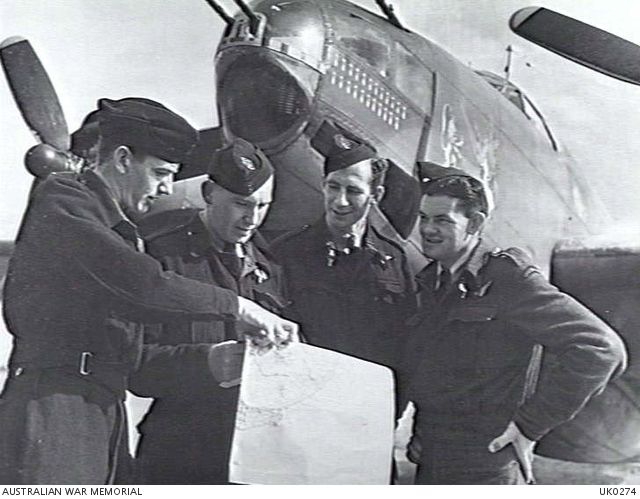 Lockheed Ventura "C" of 464 Sqn, RAAF with crew.
Possibly AE880 SB-C 
AWM UK0274