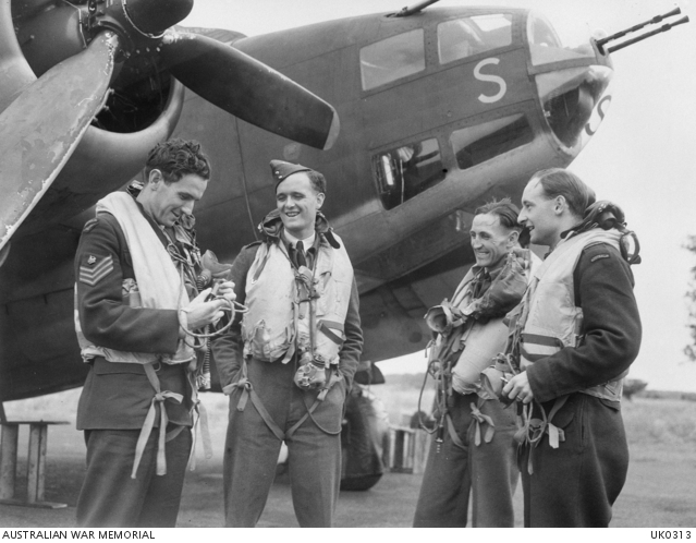 Lockheed Ventura "S" of 464 Sqn, RAAF with crew.
Possibly AE908 SB-S 
AWM UK0313