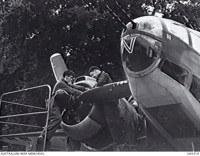 Lockheed Ventura "V" of 464 Sqn, RAAF and ground crew
Possibly AE753 SB-V
AWM UK0319