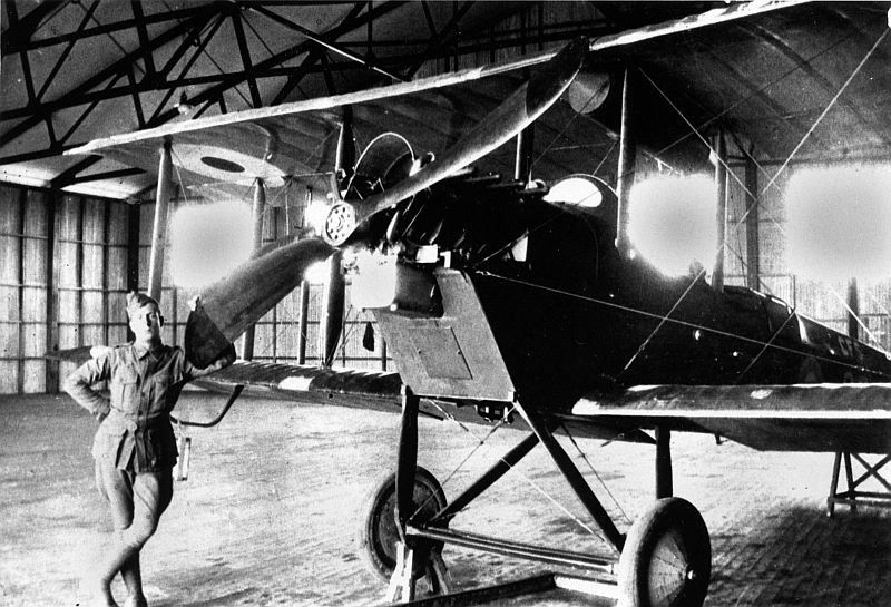 Airco DH6 with mechanic at Point Cook, c.1918.via Mike Mirkovic.