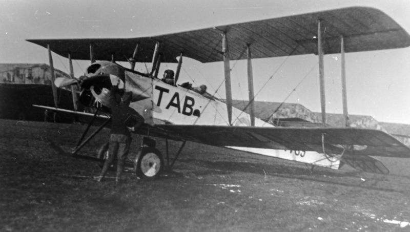 Avro 504J D7789 'TAB". 
8 (Training) Squadron, AFC, 
Leighterton, c.1918. 
Captain 'Tabby' Pflaum
via Mike Mirkovic.