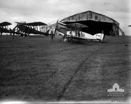 Bristol Fighter B1148 
with RE8 A4405 and A4408 
1 Sqn, AFC, 
Mejdel. 
AWM B02035.